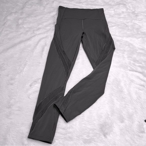 Lululemon‎ leggings with mesh swirl pattern - size 6 - Picture 1 of 3